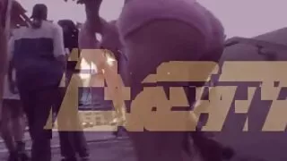 Քսուք շիկահեր տիկնիկը շան դիրքում խեղդվել է