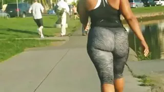 Curvy shemale hooker ստանալով իր աքաղաղը ծծել խորը կոկորդը