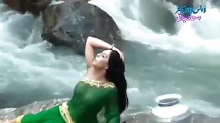 Ցանցային գուլպաներով կռացած պոռնիկ Իվ Լոուրենսը փորված է շան ոճով