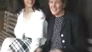 Քաղցր թխահեր աստվածուհի Ջուլիա դե Լյուսիան փորում է իր թաց քադը:
